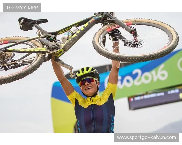 SRAM土坡赛成车友派对，双人对战赛角逐激烈选手展现精湛车技